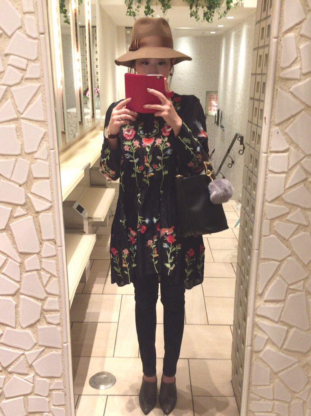 「刺繍ワンピース、ZARA、ザラジョ、バケツバッグ、秋コーデ、ワンピース、おやすみコーデ」｜「Daniel Wellingtonの【Daniel Wellington】レザーバンド36MM（アナログ腕時計、ブラウン系）」を使った、ちゃんかな⑅◡̈*さん（レディース・164cm）の秋コーディネートの1枚目の写真