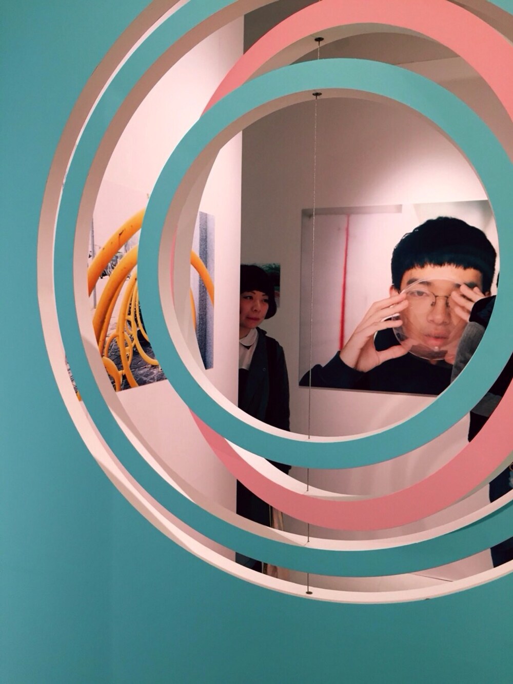 グリーン系のダッフルコート、ホワイト系のシャツ/ブラウス、グリーン系のチノパンツを着用したレディースの春コーディネートの1枚目の写真