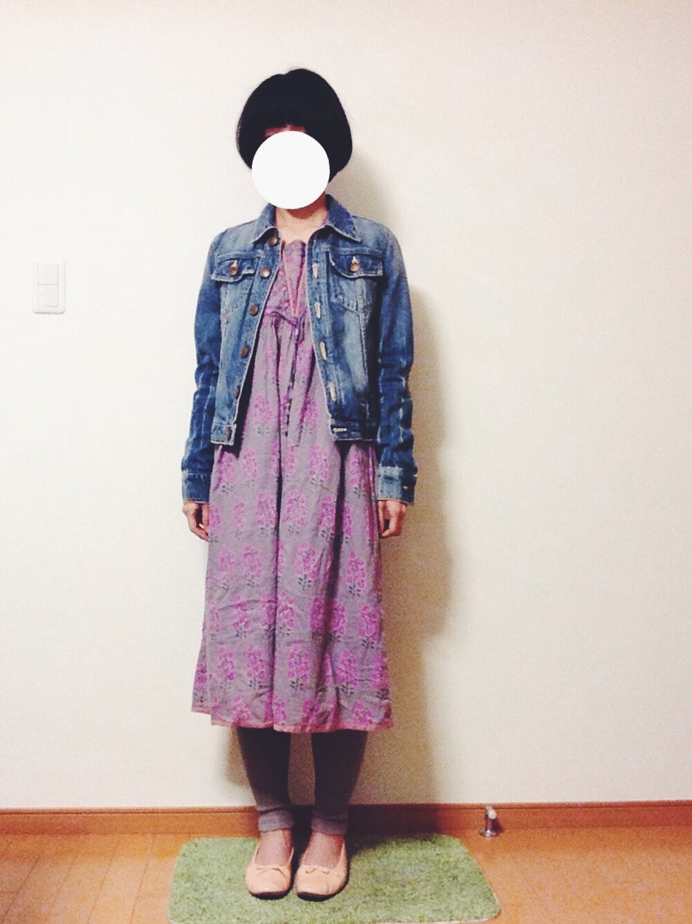 パープル系のワンピース、ブルー系のデニムジャケット、ピンク系のバレエシューズを着用したレディースの春コーディネートの1枚目の写真