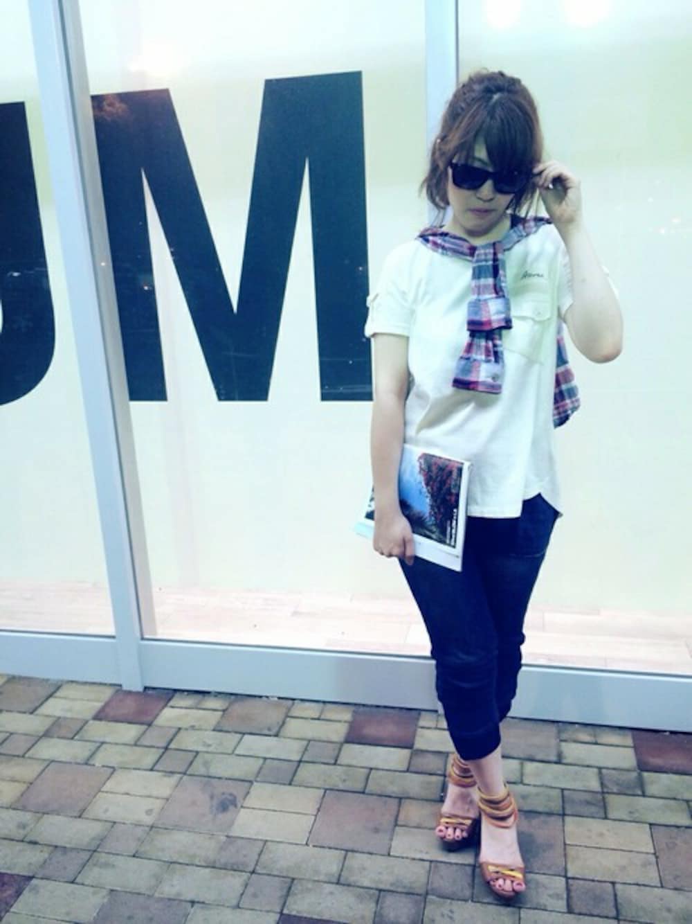 「海外セレブ風」｜「AVIREXのavirex/アビレックス/レディース/　FLAIR LINE CARGO TEE/　半袖　フレアライン　カーゴTシャツ（Tシャツ/カットソー、ホワイト系）」を使った、YUMIEさん（レディース・161cm）の夏コーディネートの1枚目の写真