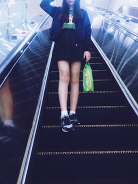 「アイテム（マウンテンパーカー、ブルー系）」を使った、李妤さん（レディース・155cm）の夏コーディネート