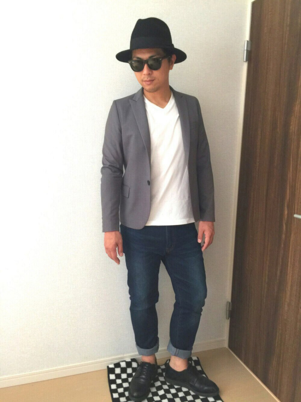 グレー系のテーラードジャケット、ブルー系のデニムパンツ、ブラック系のその他シューズを着用したメンズの秋コーディネートの1枚目の写真