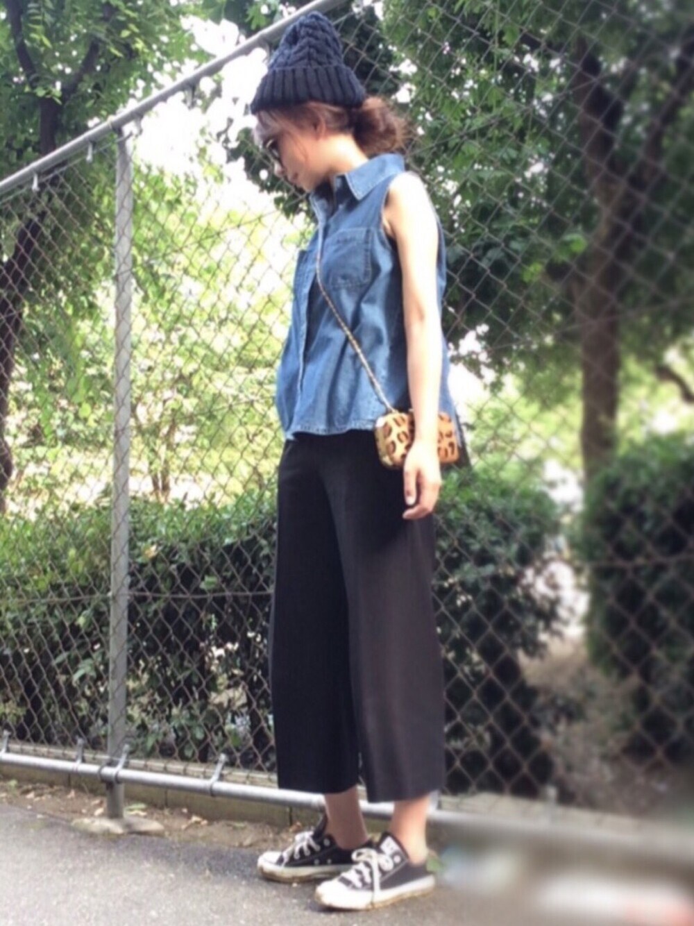 「シンプル、ママコーデ、ガウチョパンツ、デニムシャツ、ノースリーブ、チェーンバッグ、レオパード、ニット帽、サングラス」｜「GRLのアイテム（サングラス、ブラック系）」を使った、kaco…＊さん（レディース・160cm）の夏コーディネートの1枚目の写真