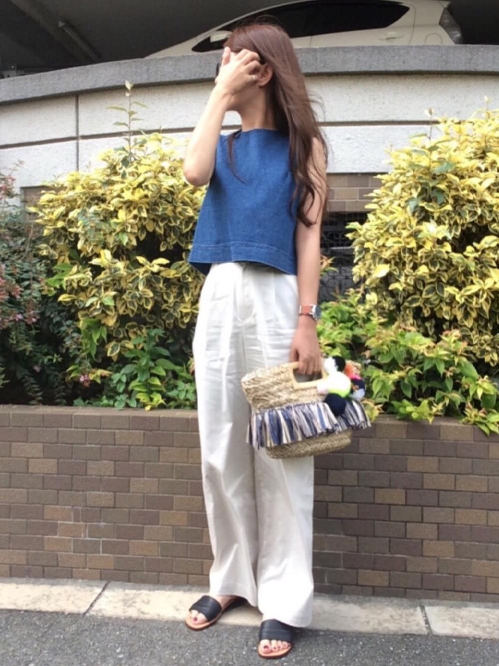 「大人カジュアル、ノースリーブ、デニムトップス、ワイドパンツ、白パンツ、ペタンコサンダル、かごバッグ、サングラス、SALEで買いました」｜「TODAYFULのカットオフデニムタンク（タンクトップ、ブルー系）」を使った、kaco…＊さん（レディース・160cm）の夏コーディネートの1枚目の写真
