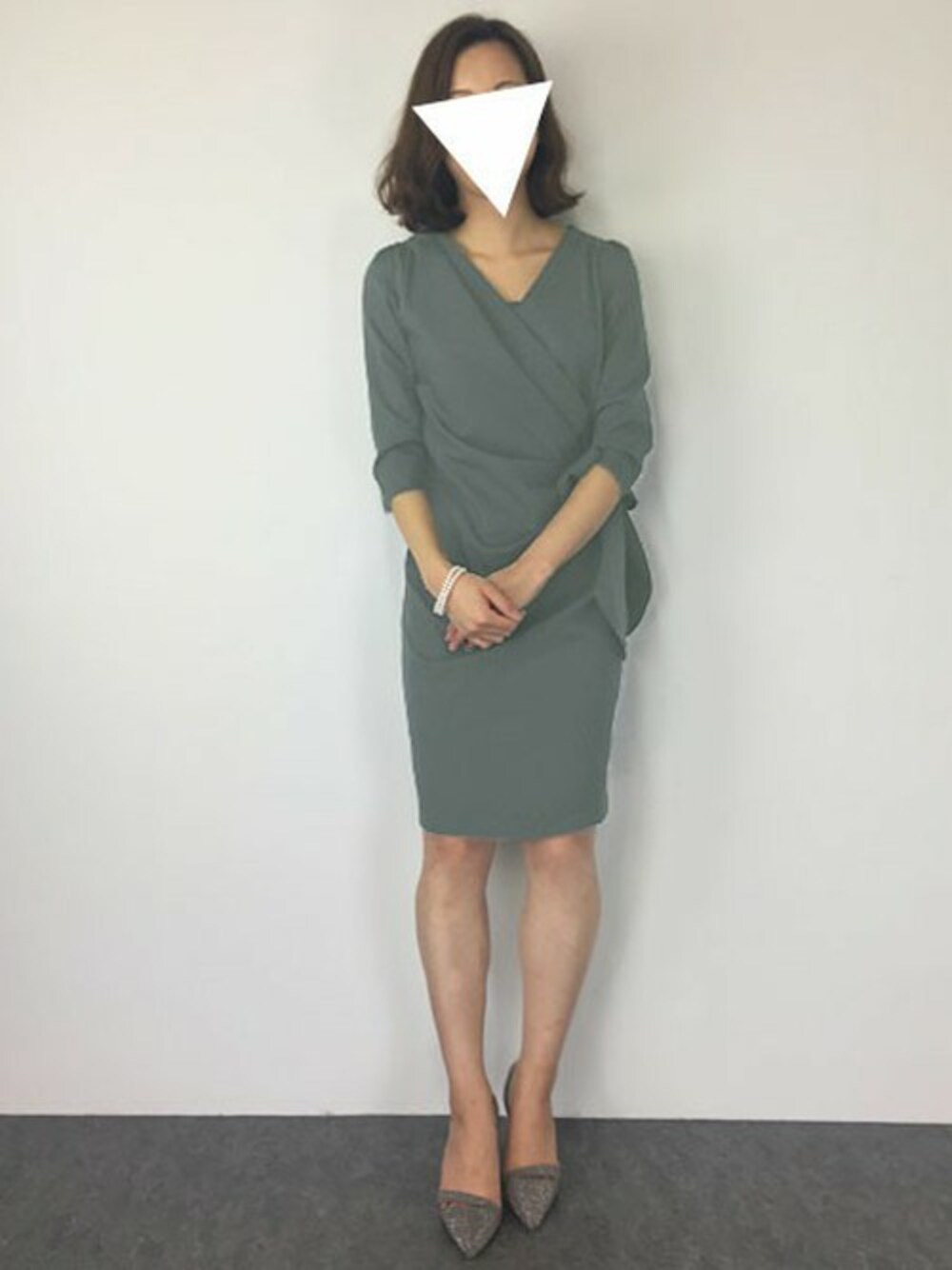 グレー系のドレスを着用したレディースの冬コーディネートの1枚目の写真