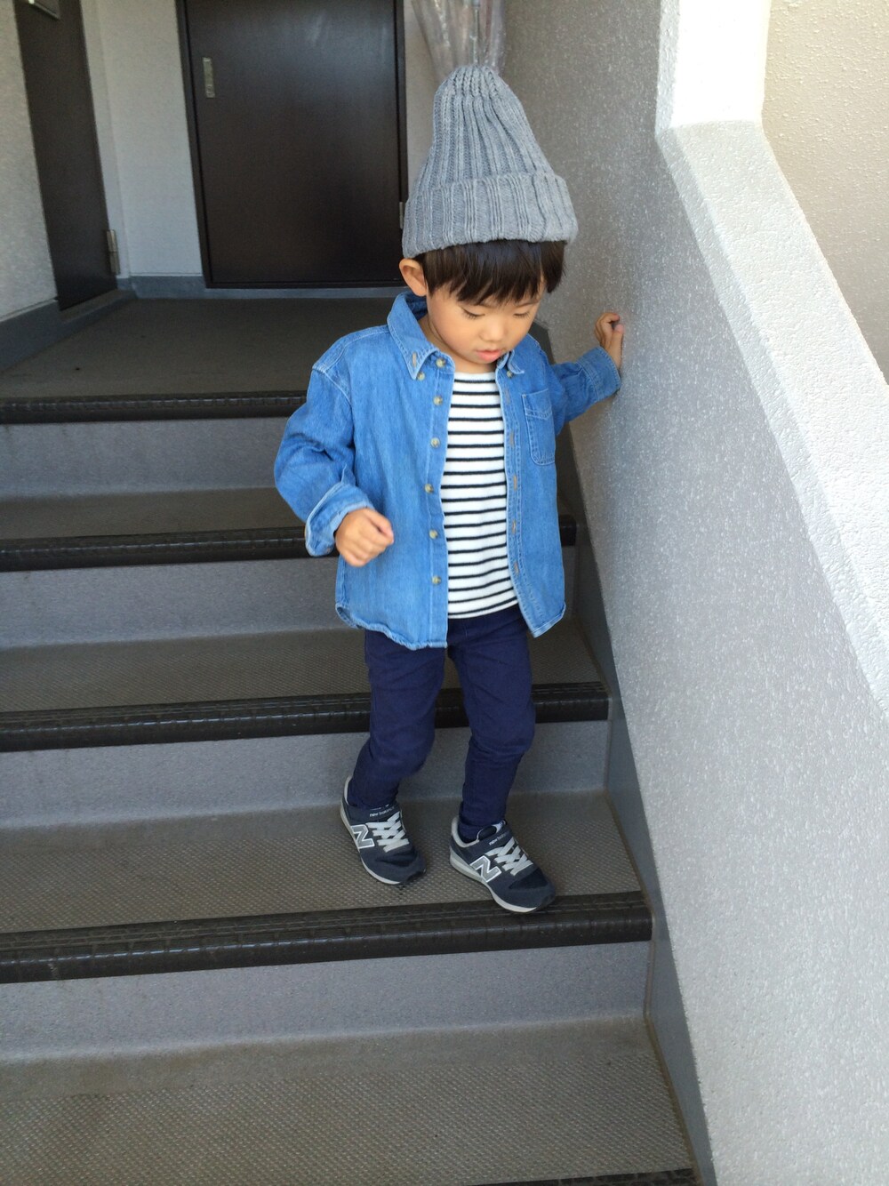 「デニムシャツ、ボーダー、ニューバランス996、New Balance」｜「NEW BALANCEのキッズ ニューバランス クラシック new balance KV996（スニーカー、ブルー系）」を使った、s.k.aさん（キッズ・90cm）の秋コーディネートの1枚目の写真