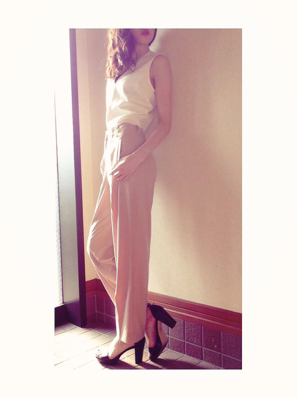 ホワイト系のその他トップス、ベージュ系のスラックス、ブラック系のサンダルを着用したレディースの夏コーディネートの1枚目の写真