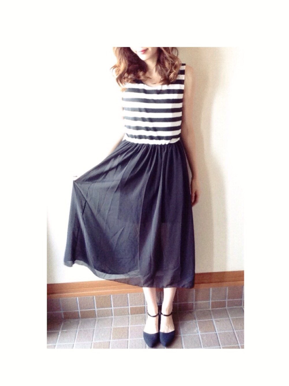 ブラック系のワンピース、ブラック系のパンプスを着用したレディースの夏コーディネートの1枚目の写真