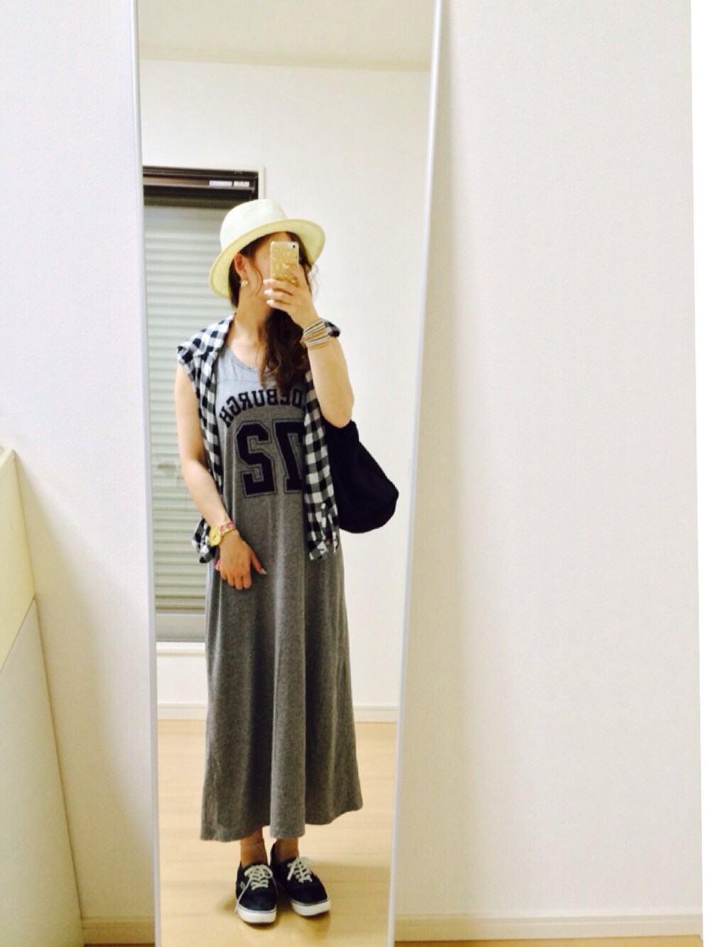 グレー系のワンピース、ブラック系のシャツ/ブラウス、ブラック系のスニーカーを着用したレディースの夏コーディネートの1枚目の写真