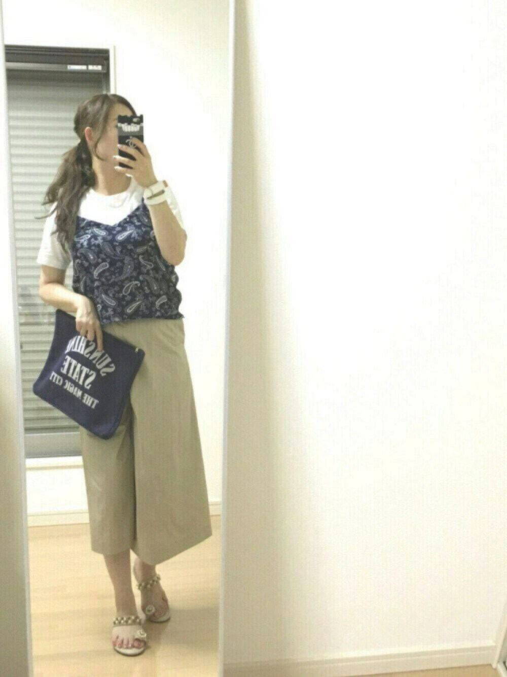 ブルー系のキャミソール、ホワイト系のTシャツ/カットソー、ベージュ系のその他パンツを着用したレディースの夏コーディネートの1枚目の写真