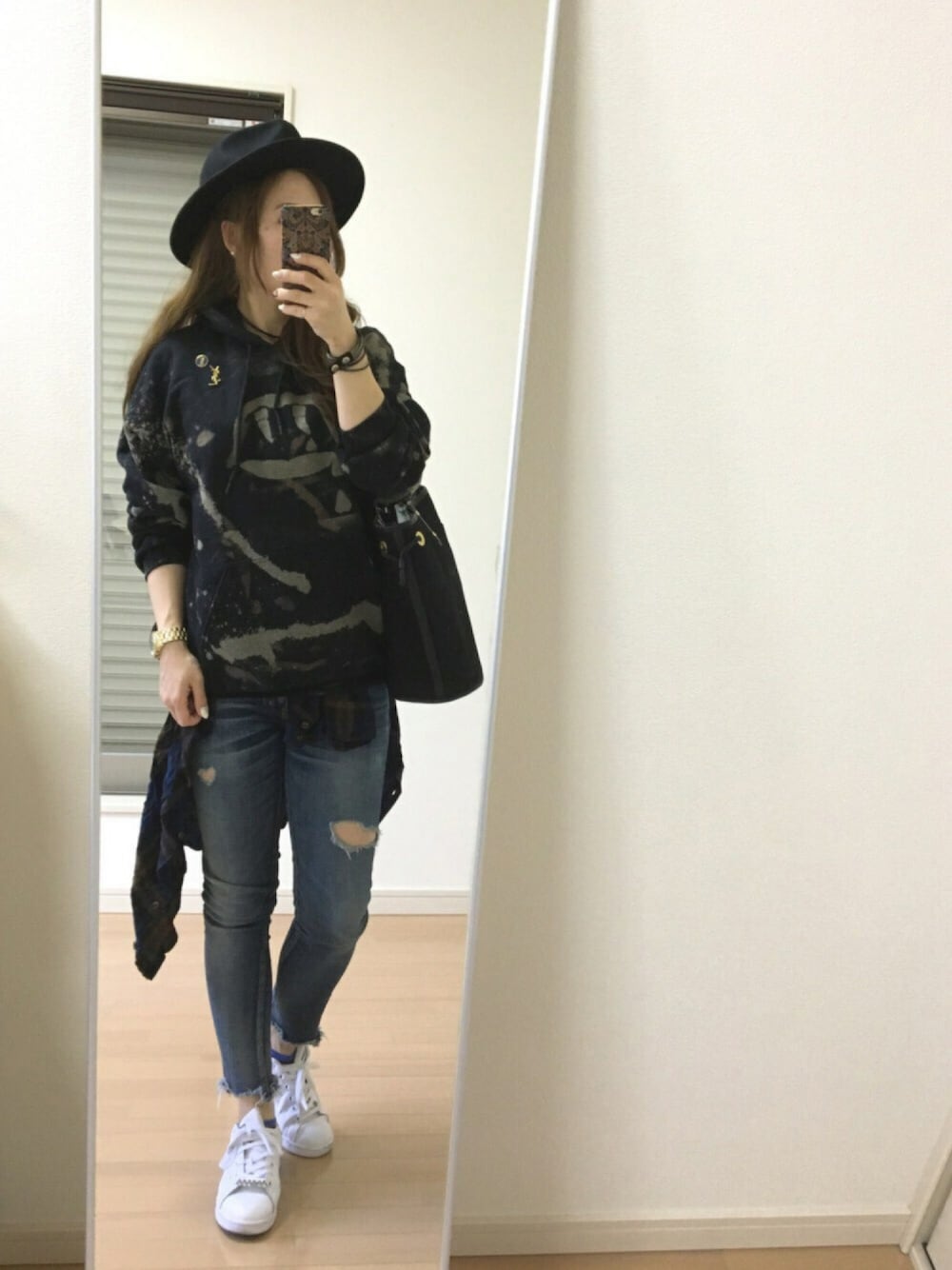 ブラック系のパーカー、ホワイト系のトートバッグ、ブルー系のシャツ/ブラウスを着用したレディースの秋コーディネートの1枚目の写真