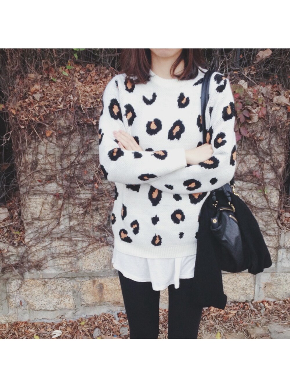 ブラウン系のその他トップスを着用したレディースの冬コーディネートの1枚目の写真