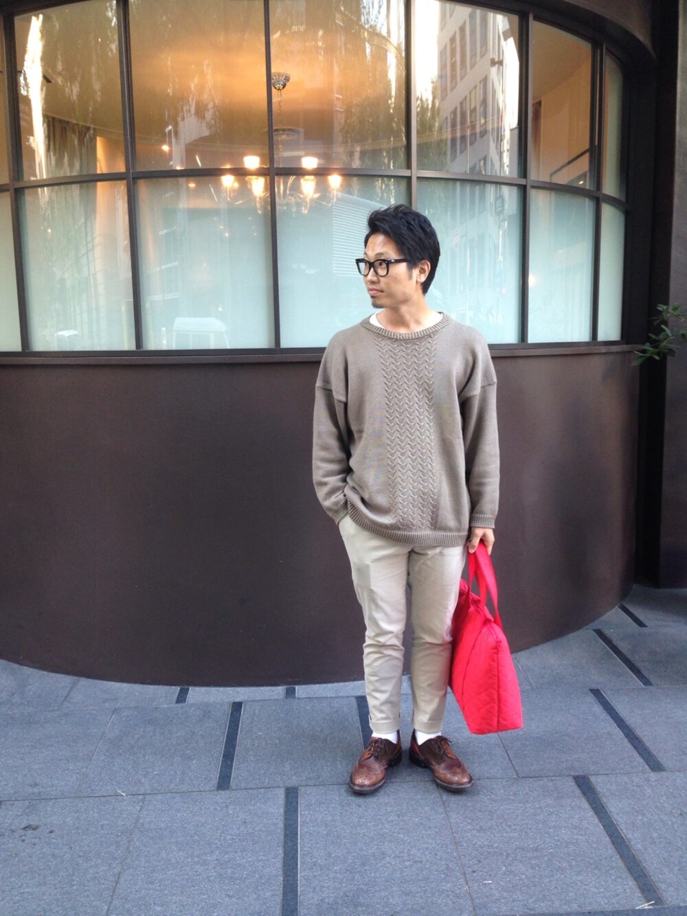 「ベージュのニット、トリッカーズ、古着」｜「古着のアイテム（ニット/セーター、ベージュ系）」を使った、Yuji　Kamitaniさん（メンズ・172cm）の秋コーディネートの1枚目の写真