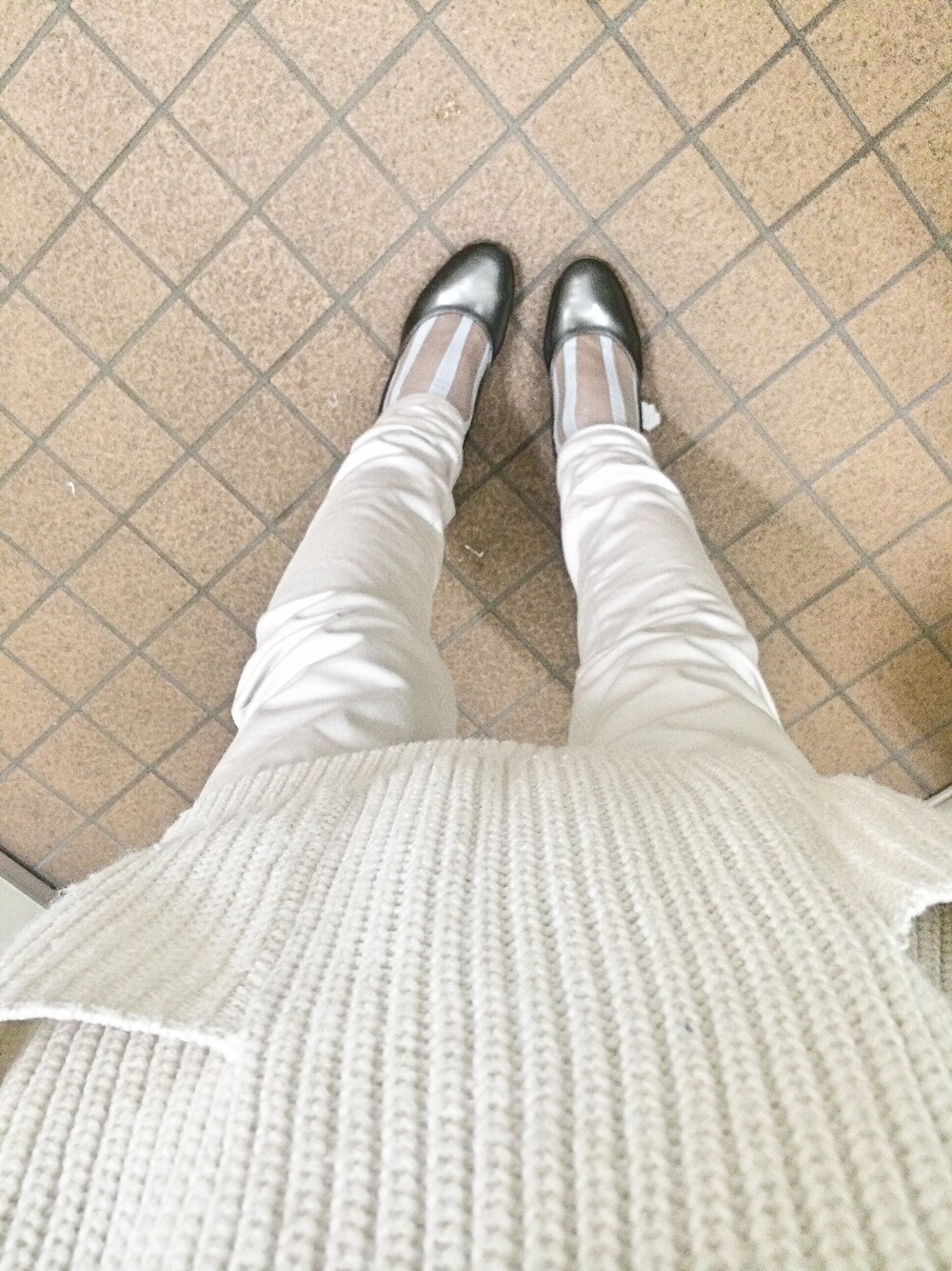 「パンプス、ストライプ、ソックスイン、透け」｜「モノトーンコーデ（パンプス、ブラック系）」を使った、たえさん（レディース・153cm）の春コーディネートの1枚目の写真