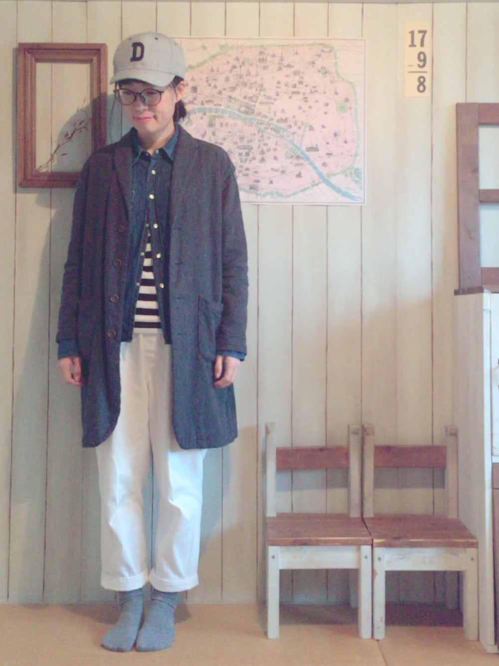 「カジュアル、ママコーデ、キャップ、めがね、メンズライク、チェスターコート、オトナカジュアル、WEAR昭和部」｜「BEAMSのアイテム（キャップ、グレー系）」を使った、marimo++さん（レディース・156cm）の冬コーディネートの1枚目の写真