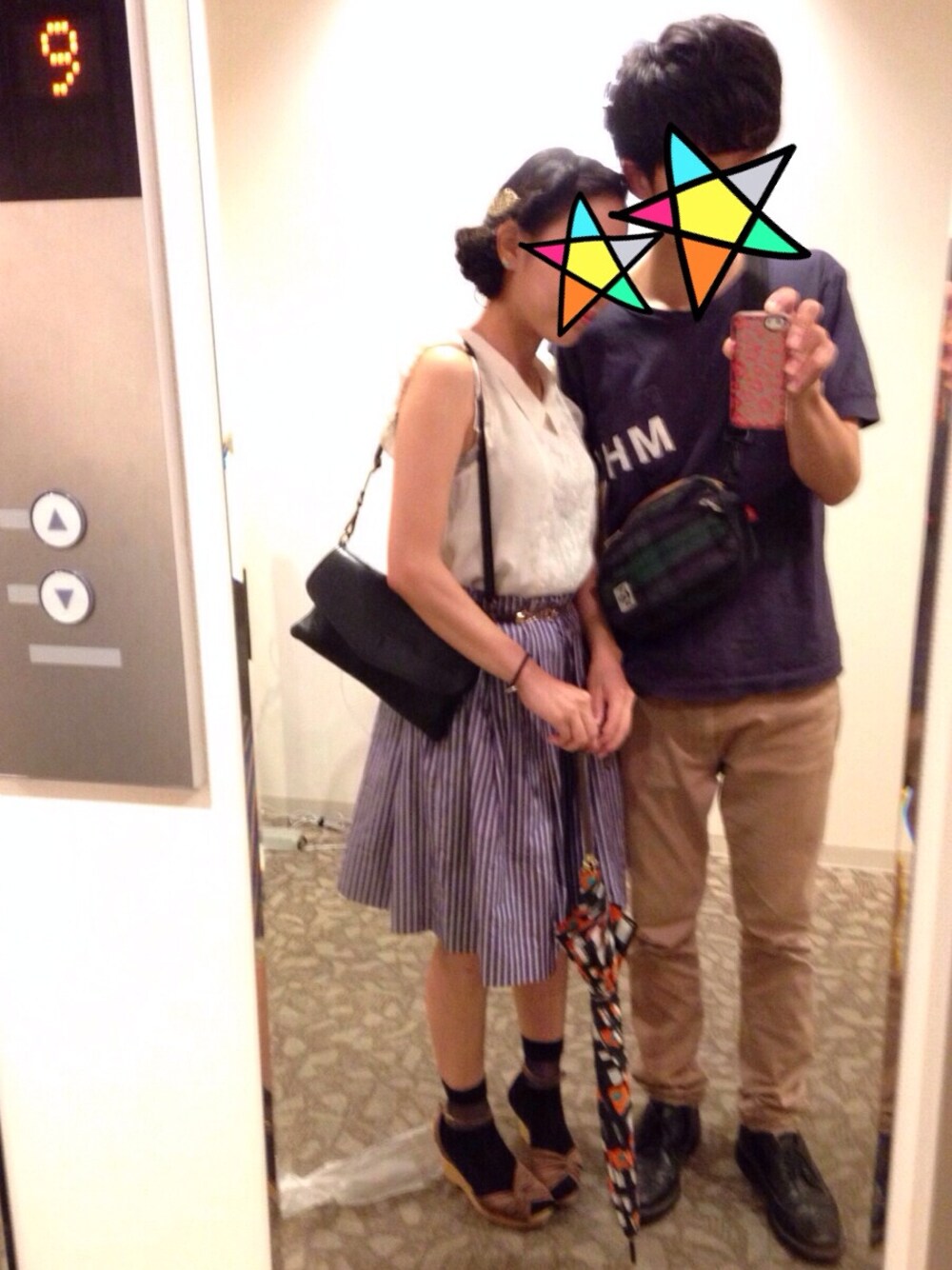「旅行、カップル、nano・universe、Adam et Rope'、MHL.、革靴」｜「URBAN RESEARCHのMHL×UR　PRINTED JERSEY TEE
（Tシャツ/カットソー、ブルー系）」を使った、yuichiさん（メンズ・168cm）の秋コーディネートの1枚目の写真