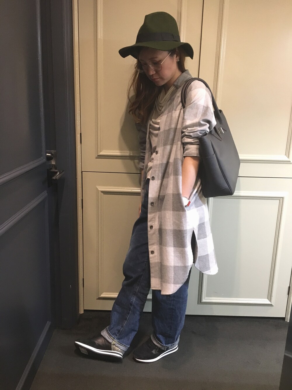 「スニーカー、デニム、トートバッグ、カジュアル、チエックシャツ、RAWLIFE」｜「VERYNERDのアイテム（メガネ、レッド系）」を使った、ミサミサさん（レディース・160cm）の秋コーディネートの1枚目の写真