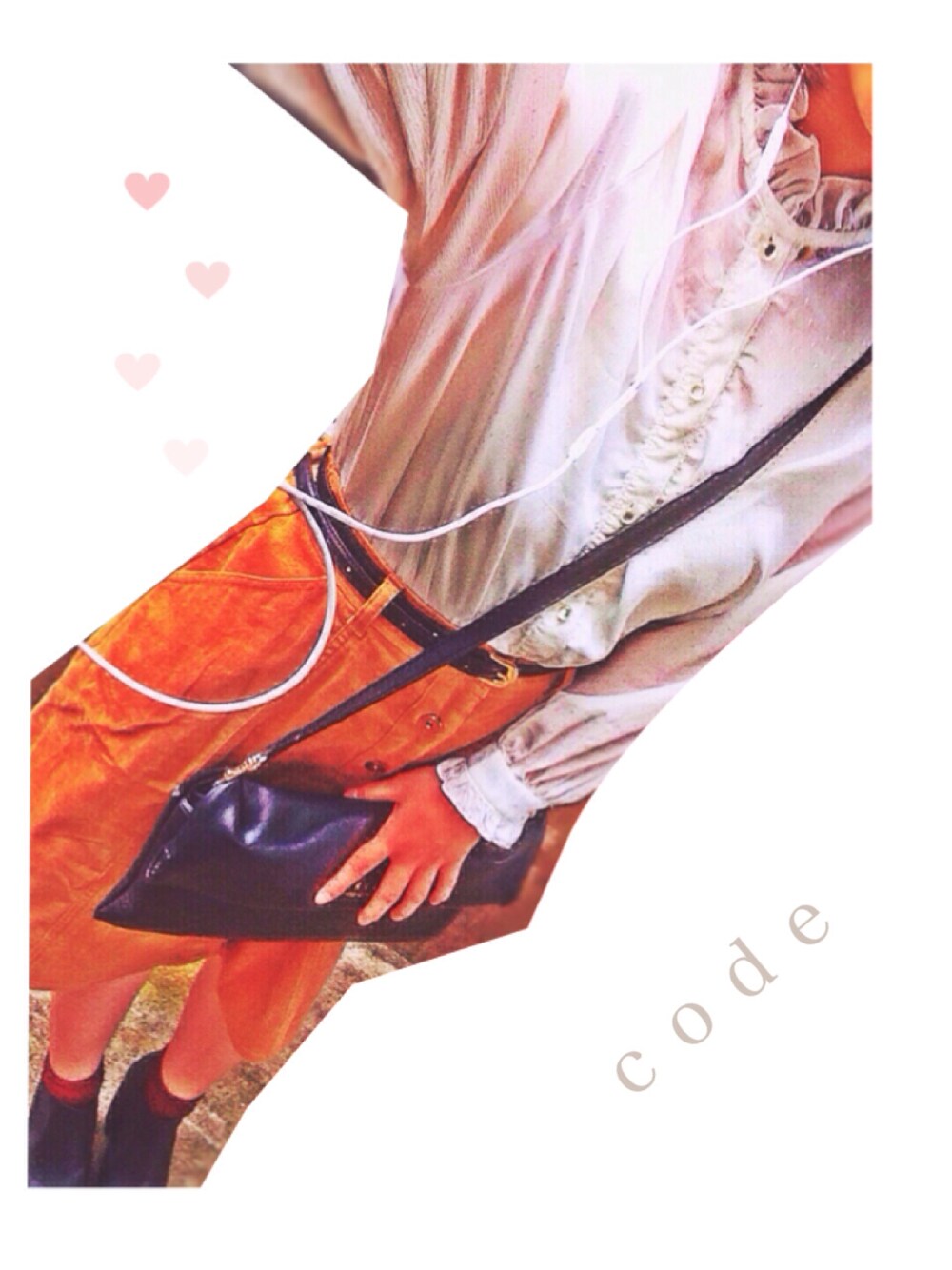 ホワイト系のシャツ/ブラウス、ブラック系のブーツ、ブラック系のショルダーバッグを着用したレディースの秋コーディネートの1枚目の写真