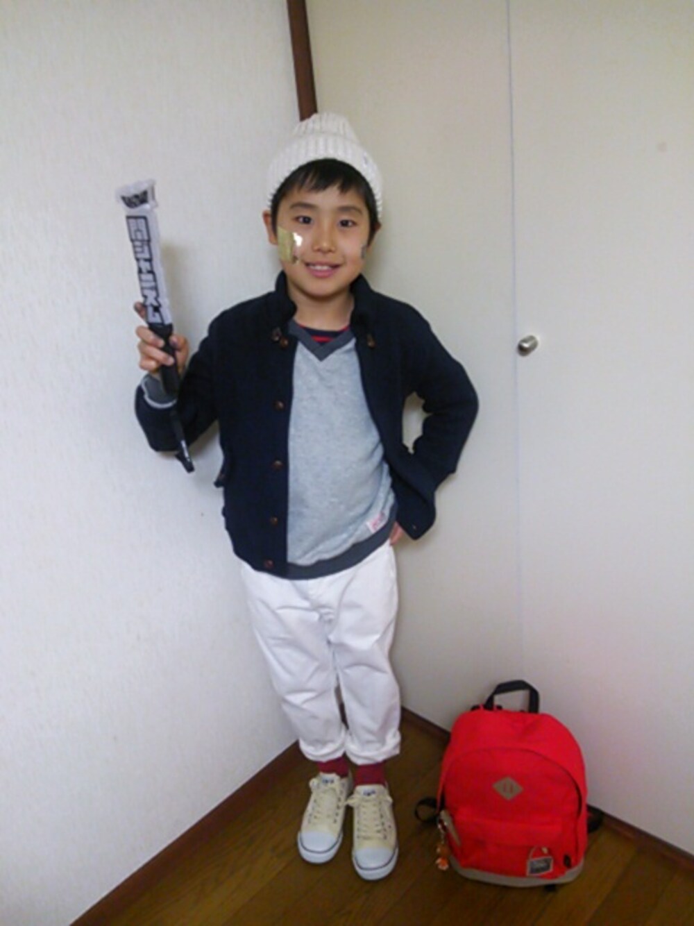 「関ジャニ∞、ニット帽、リュック、赤い靴下、SHIPS KIDS、ホワイトパンツ、CONVERS、関ジャニズム、ロールアップ、ゆるパンツ」｜「CIAOPANICのアイテム（ブルゾン、ブルー系）」を使った、8rio8さん（キッズ・134cm）の冬コーディネートの1枚目の写真