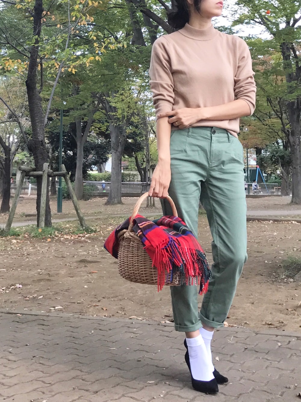 「カジュアルコーデ、チェックストール、ベイカーパンツ、バンカジ、大人カジュアル、Johnstons、ママコーデ、パンツスタイル、カーキ、BENETTON (UNITED COLORS OF BENETTON)(BENETTON (UNITED COLORS OF BENETTON))」｜「BARNYARDSTORMのアースカラーチノパンツ（パンツ、グリーン系）」を使った、acco.mamaさん（レディース・160cm）の秋コーディネートの1枚目の写真