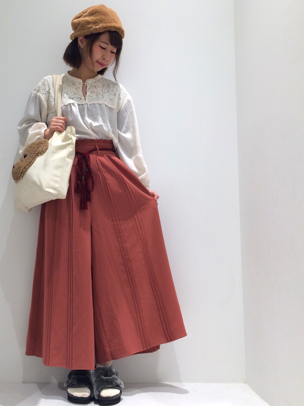 ホワイト系のシャツ/ブラウス、イエロー系のその他パンツ、グレー系のサンダルを着用したレディースの秋コーディネートの1枚目の写真