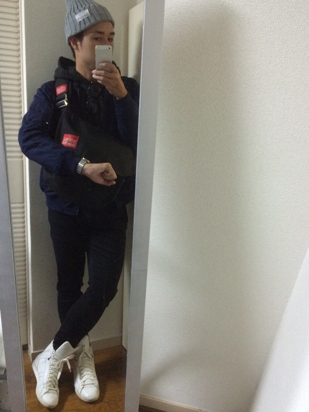 ホワイト系のスニーカー、ブラック系のその他パンツ、ブラック系のメッセンジャーバッグを着用したメンズの秋コーディネートの1枚目の写真