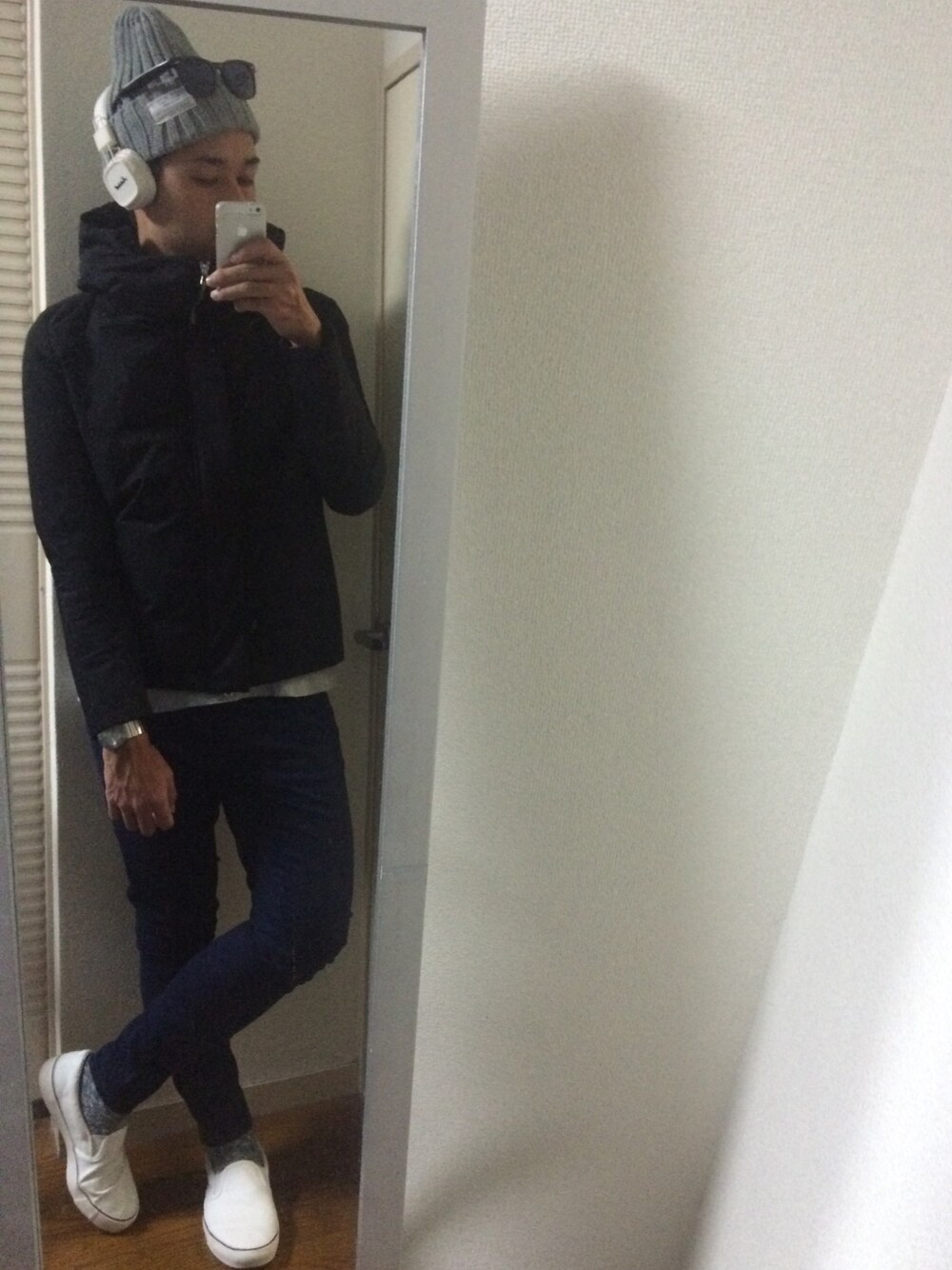 ホワイト系のスニーカー、ブルー系のデニムパンツ、グレー系のTシャツ/カットソーを着用したメンズの秋コーディネートの1枚目の写真