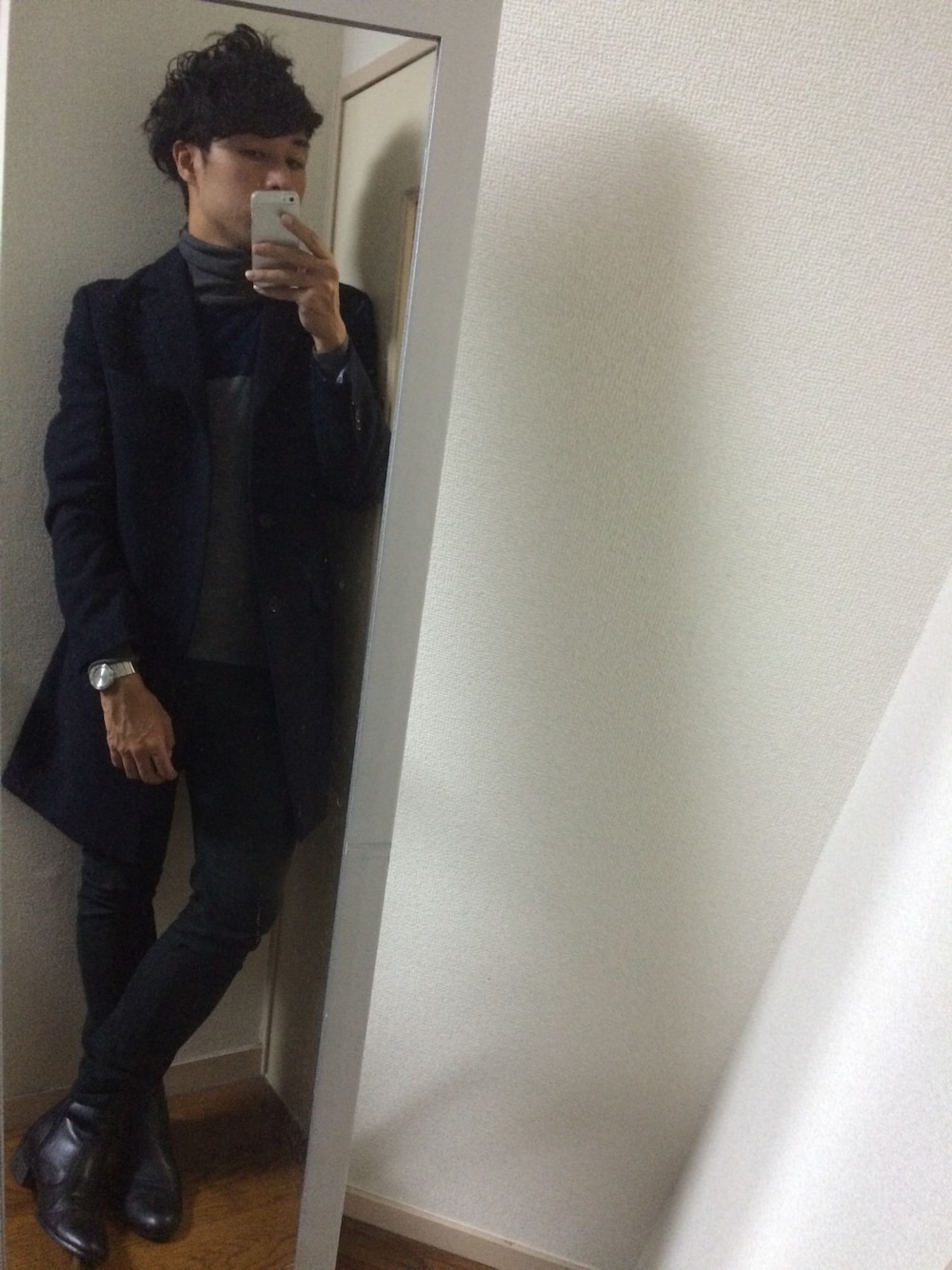 ブラック系のブーツ、ブラック系のその他パンツ、グレー系のニット/セーターを着用したメンズの秋コーディネートの1枚目の写真