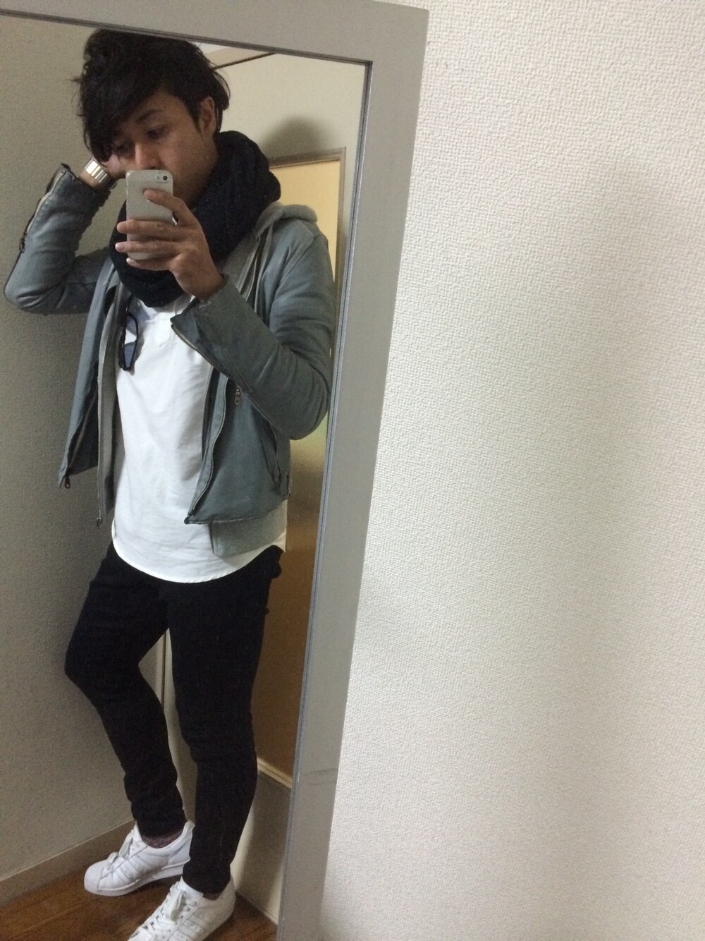 ホワイト系のスニーカー、ブラック系のその他パンツ、ホワイト系のシャツ/ブラウスを着用したメンズの冬コーディネートの1枚目の写真