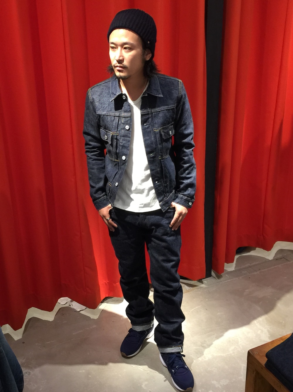 ブルー系のデニムジャケット、ブルー系のデニムパンツ、ブルー系のスニーカーを着用したメンズの秋コーディネートの1枚目の写真