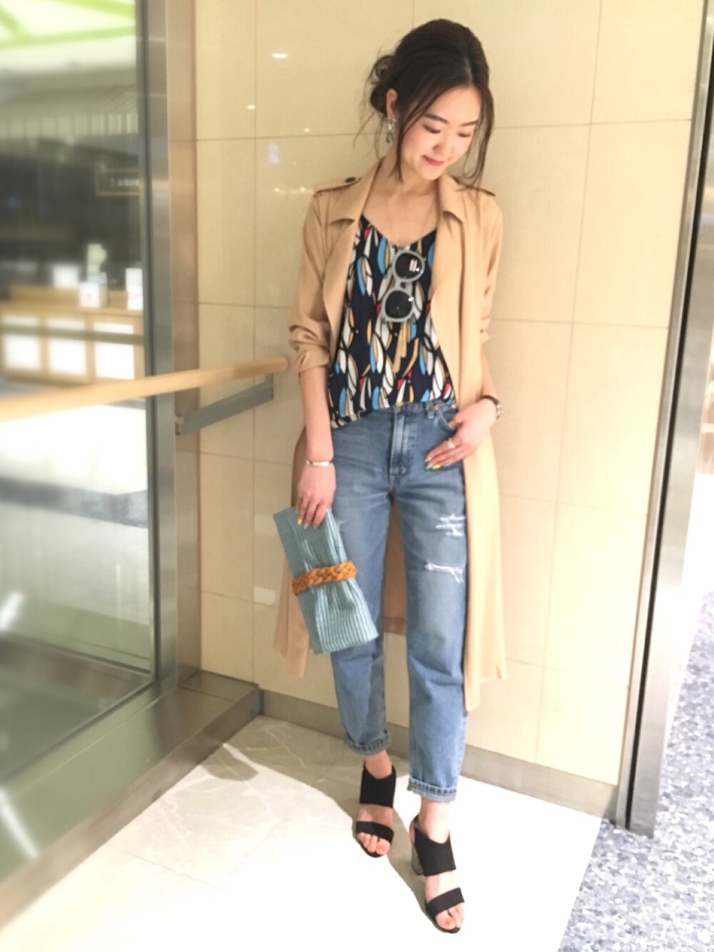 「デニム、カジュアル、春、outfit、DouDou、オトナカジュアル、doudou_staff、テロンチ」｜「DouDouの【再入荷】【DouDou】テロンチコート（トレンチコート、ベージュ系）」を使った、DouDou_serikaさん（レディース・166cm）の春コーディネートの1枚目の写真
