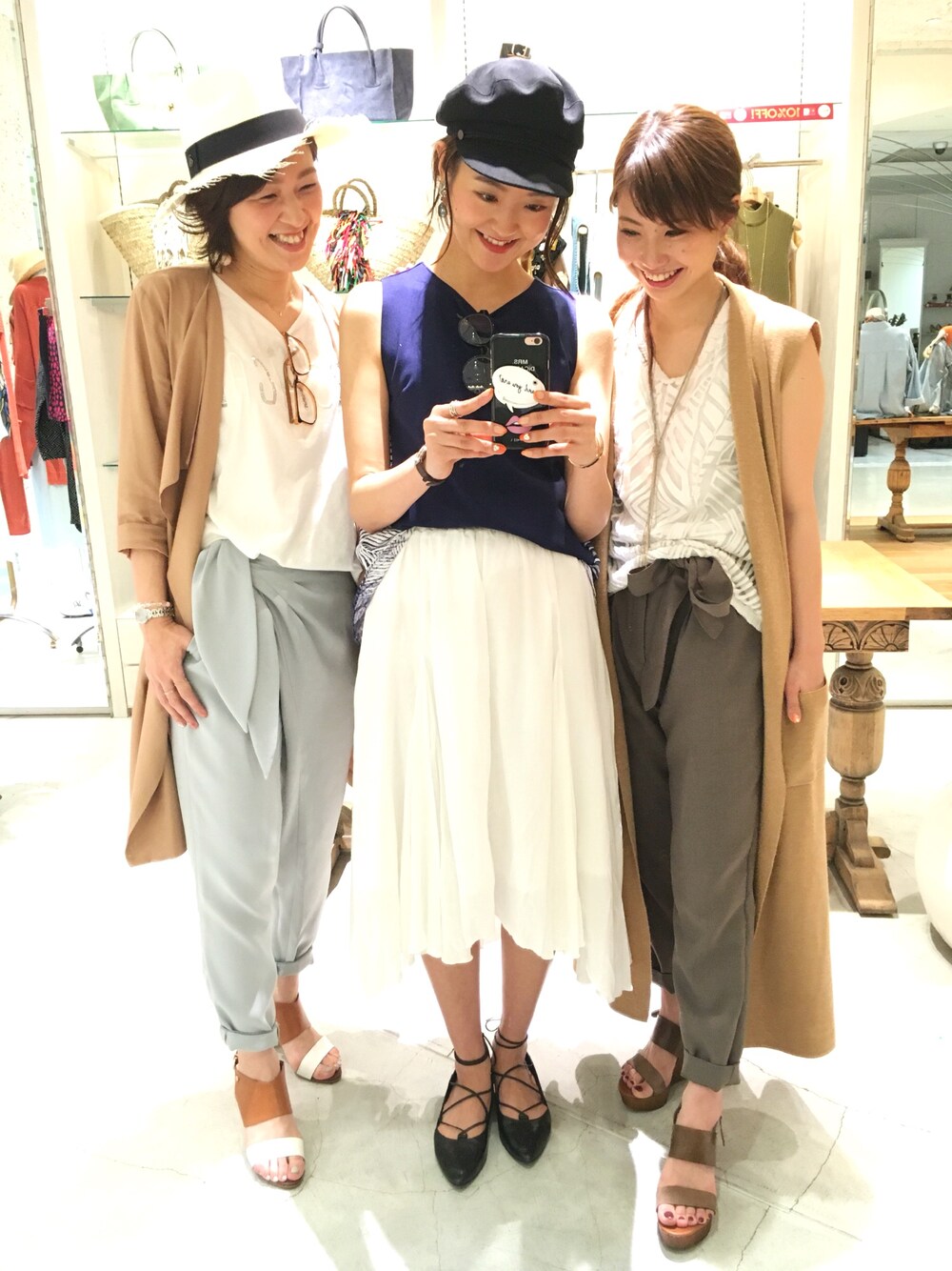 「DouDou、doudou_staff、店頭コーデ、カジュアル、ootd、大人カジュアル、ジレ、テロンチ、ギャザースカート」｜「DouDouの【DouDou】ノーカラーテロンチ（その他アウター、ベージュ系）」を使った、DouDou_serikaさん（レディース・166cm）の春コーディネートの1枚目の写真