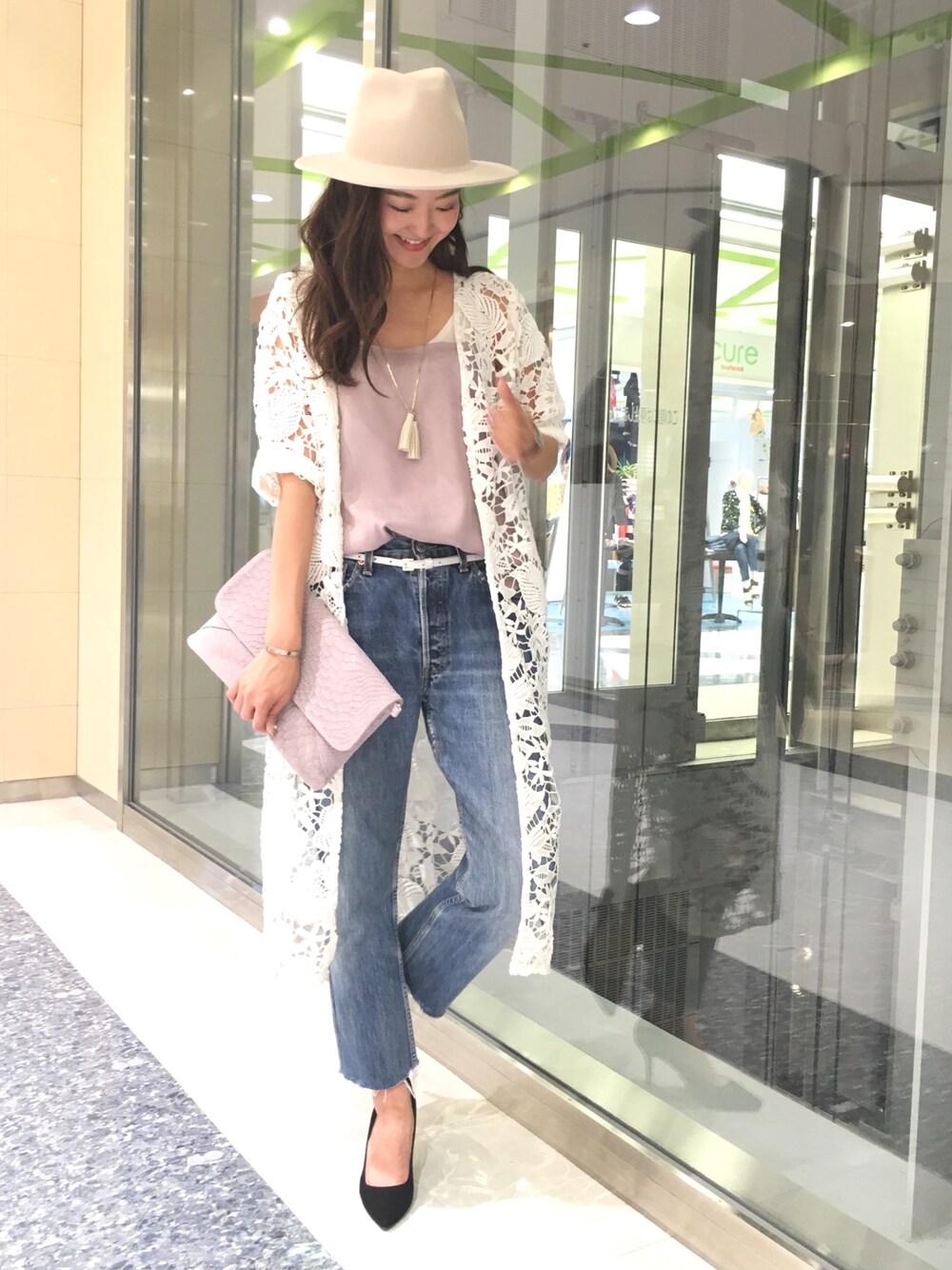「DouDou、doudou_staff、カジュアル、オトナカジュアル、デニム、レース、pink、ハット」｜「DouDouの≪2016AW≫レースガウン（カーディガン/ボレロ、ホワイト系）」を使った、DouDou_serikaさん（レディース・167cm）の夏コーディネートの1枚目の写真
