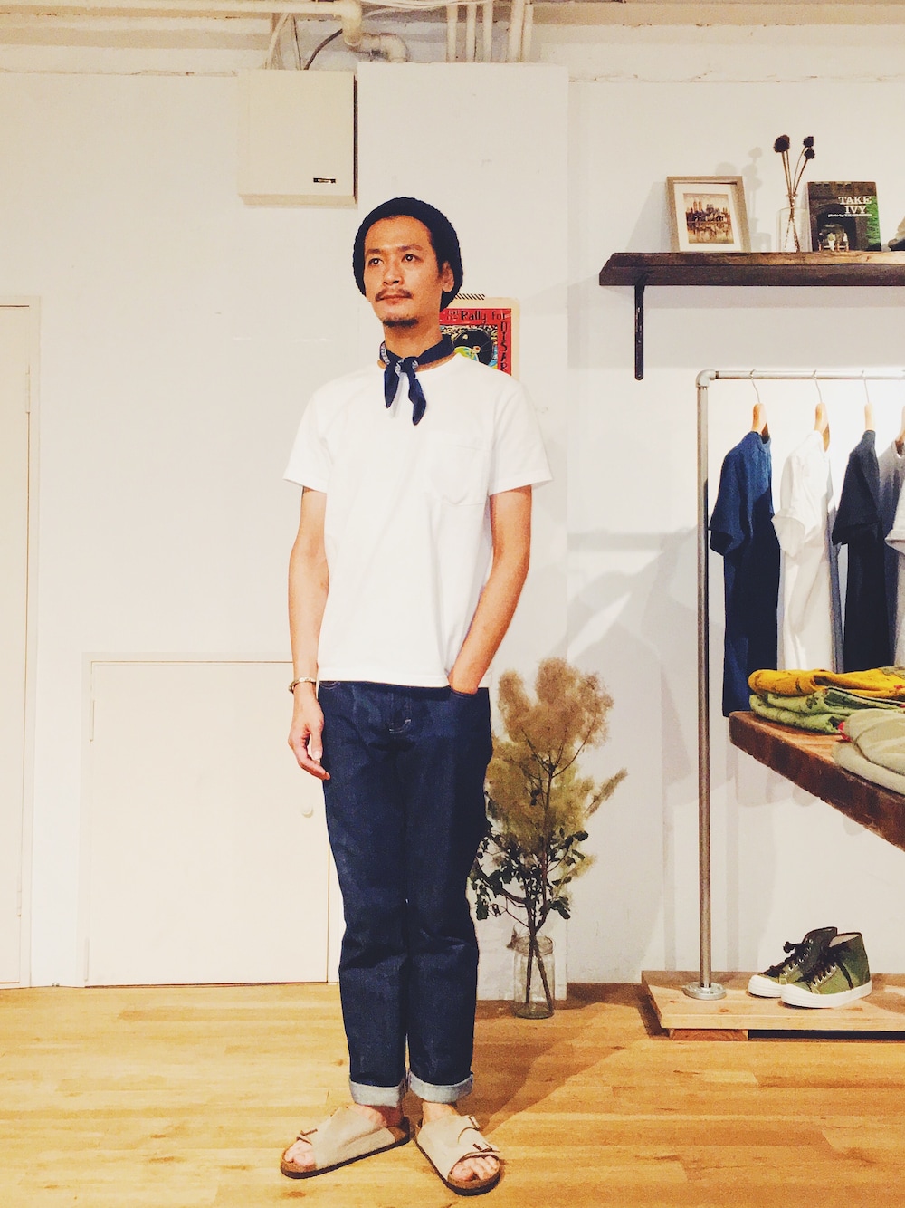 ホワイト系のTシャツ/カットソー、ブルー系のデニムパンツ、ブラック系のニットキャップ/ビーニーを着用したメンズの夏コーディネートの1枚目の写真