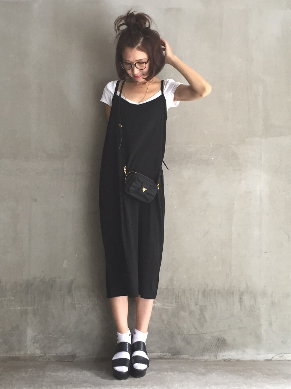 「シンプル#大人カジュアル#モノトーン#楽ちん#楽ちんコーデ#キャミワンピ#おだんご#靴下#ナイキ」｜「PRADAのアイテム（ショルダーバッグ、ブラック系）」を使った、miporinさん（レディース・161cm）の夏コーディネートの1枚目の写真