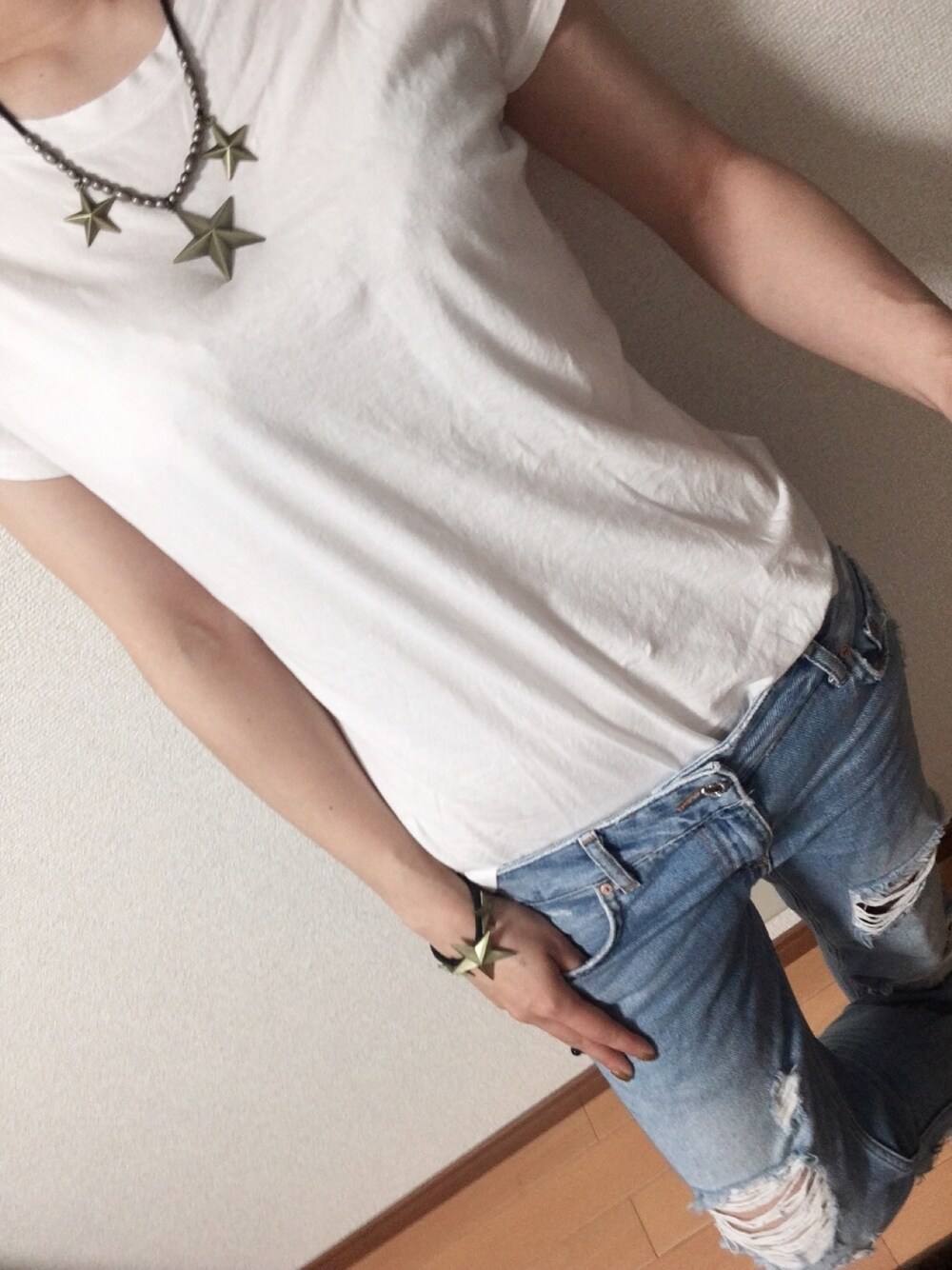 「SOPHNET.、UNIQLO、UNIQLO Tシャツ、ZARA、リメイクジーンズ」｜「SOPHNET.のアイテム（ネックレス、ゴールド系）」を使った、HiiROOOOさん（レディース・158cm）の春コーディネートの1枚目の写真