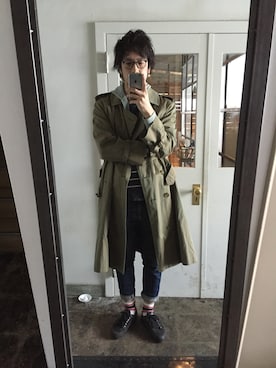 「MHL.」｜「アイテム（トレンチコート）」を使った、ミッチーさん（メンズ・185cm）の春コーディネート