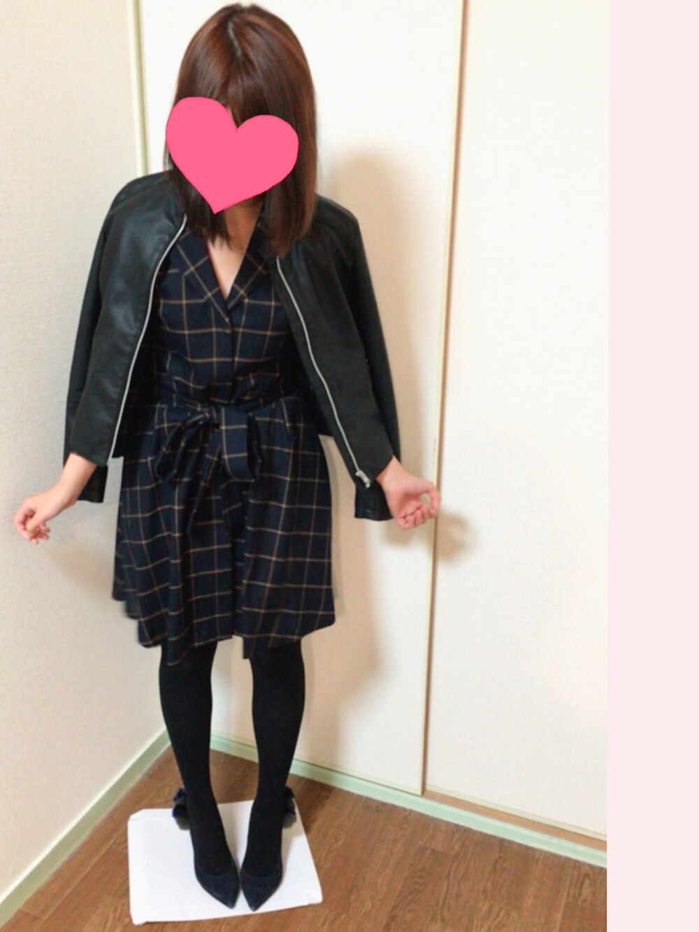 「チェック、ライダース、UNIQLO、ワンピース、ネイビー、パンプス、ファー」｜「UNIQLOのアイテム（ライダースジャケット、ブラック系）」を使った、Nanokaさん（レディース・158cm）の秋コーディネートの1枚目の写真