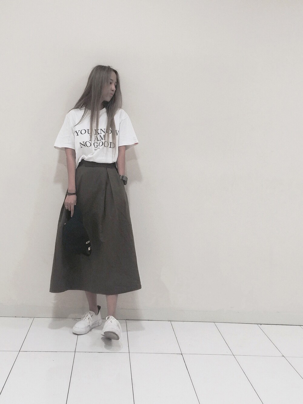 「Randomeventのアイテム（Tシャツ/カットソー、ホワイト系）」を使った、吴大冷さん（レディース・162cm）の夏コーディネートの1枚目の写真