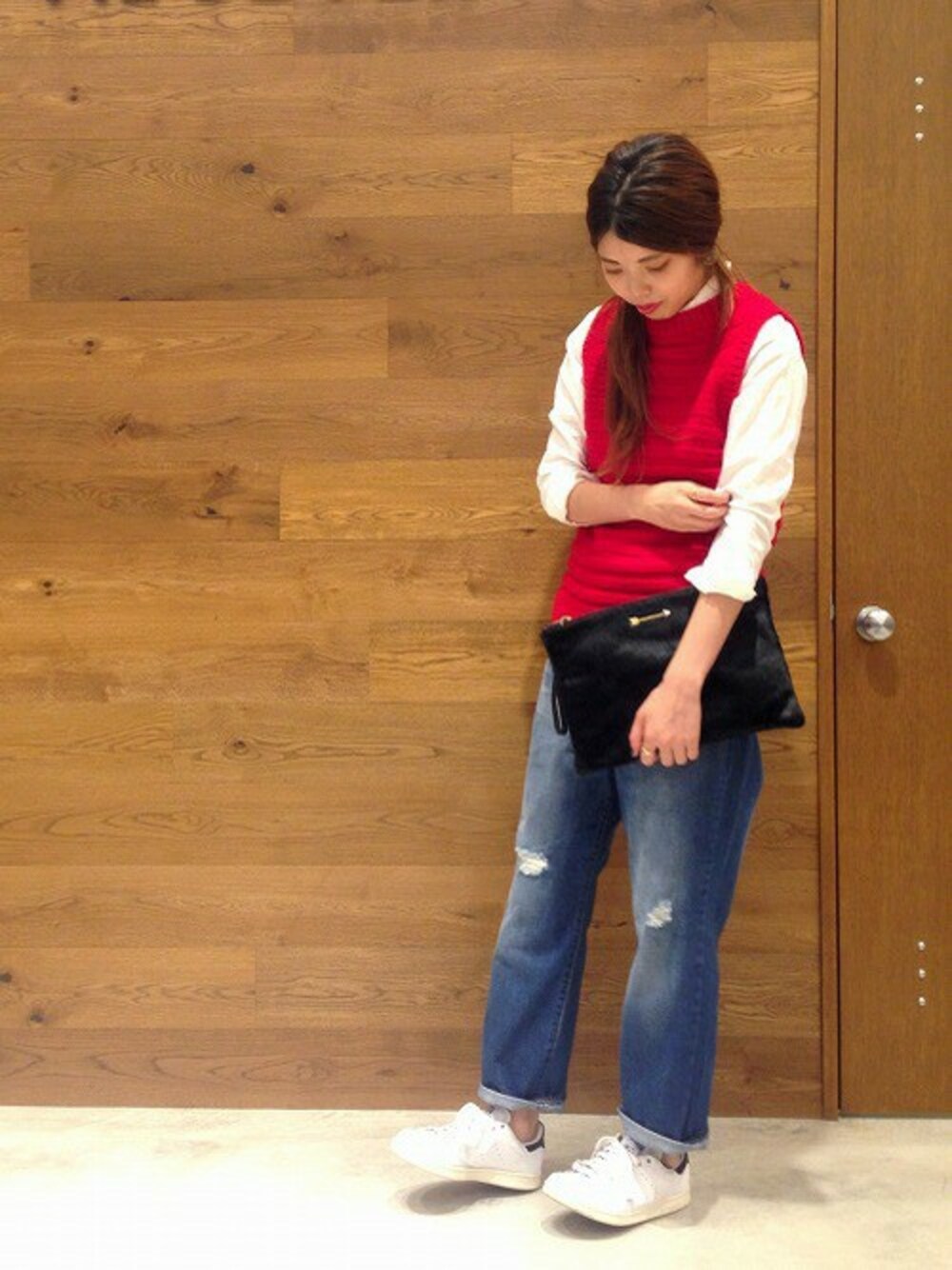「レッド、ニットベスト、シャツ×デニム、パンツスタイル、ボーイズデニム、ベスト×シャツ」｜「FIL DE FERのロービングウール ベスト（ベスト、レッド系）」を使った、miura.さん（レディース・170cm）の冬コーディネートの1枚目の写真