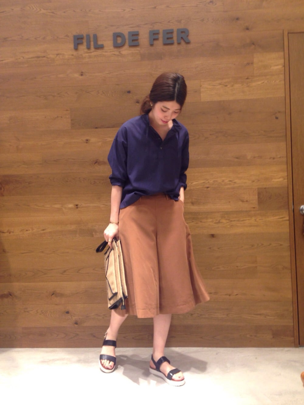 「ネイビー、大人カジュアル、ラフ、パンツスタイル、キュロット、ガウチョパンツ、シンプルコーデ、春夏コーデ、コンフォートサンダル」｜「FIL DE FERのリヨセル綿ブロード スタンドネックブラウス（シャツ/ブラウス、ブルー系）」を使った、miura.さん（レディース・170cm）の春コーディネートの1枚目の写真