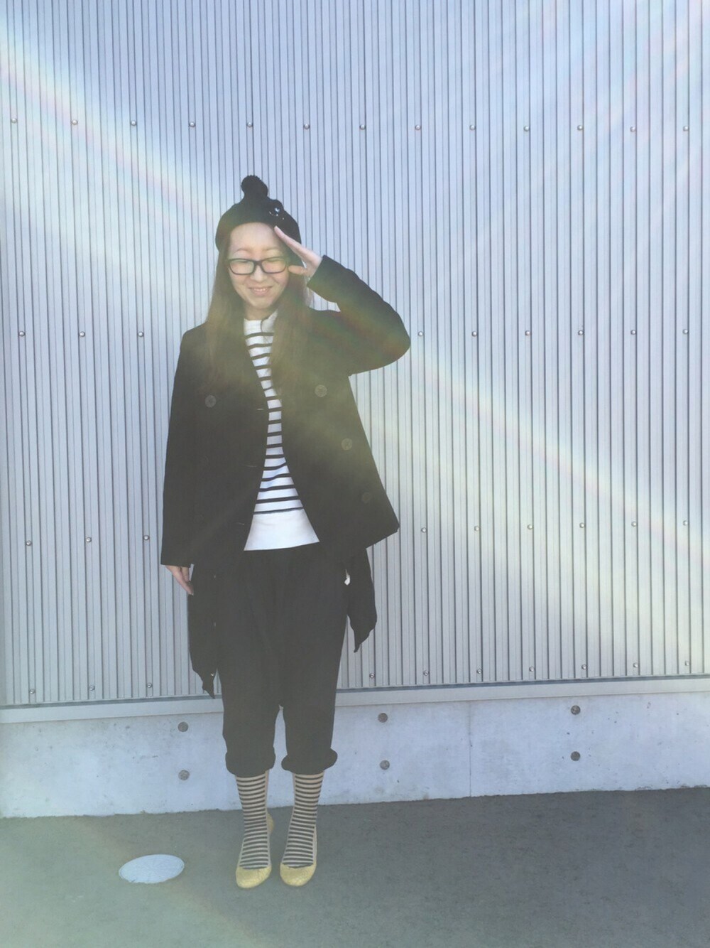 ホワイト系のシャツ/ブラウス、ホワイト系のスウェット、ブラック系のカーディガン/ボレロを着用したレディースの冬コーディネートの1枚目の写真