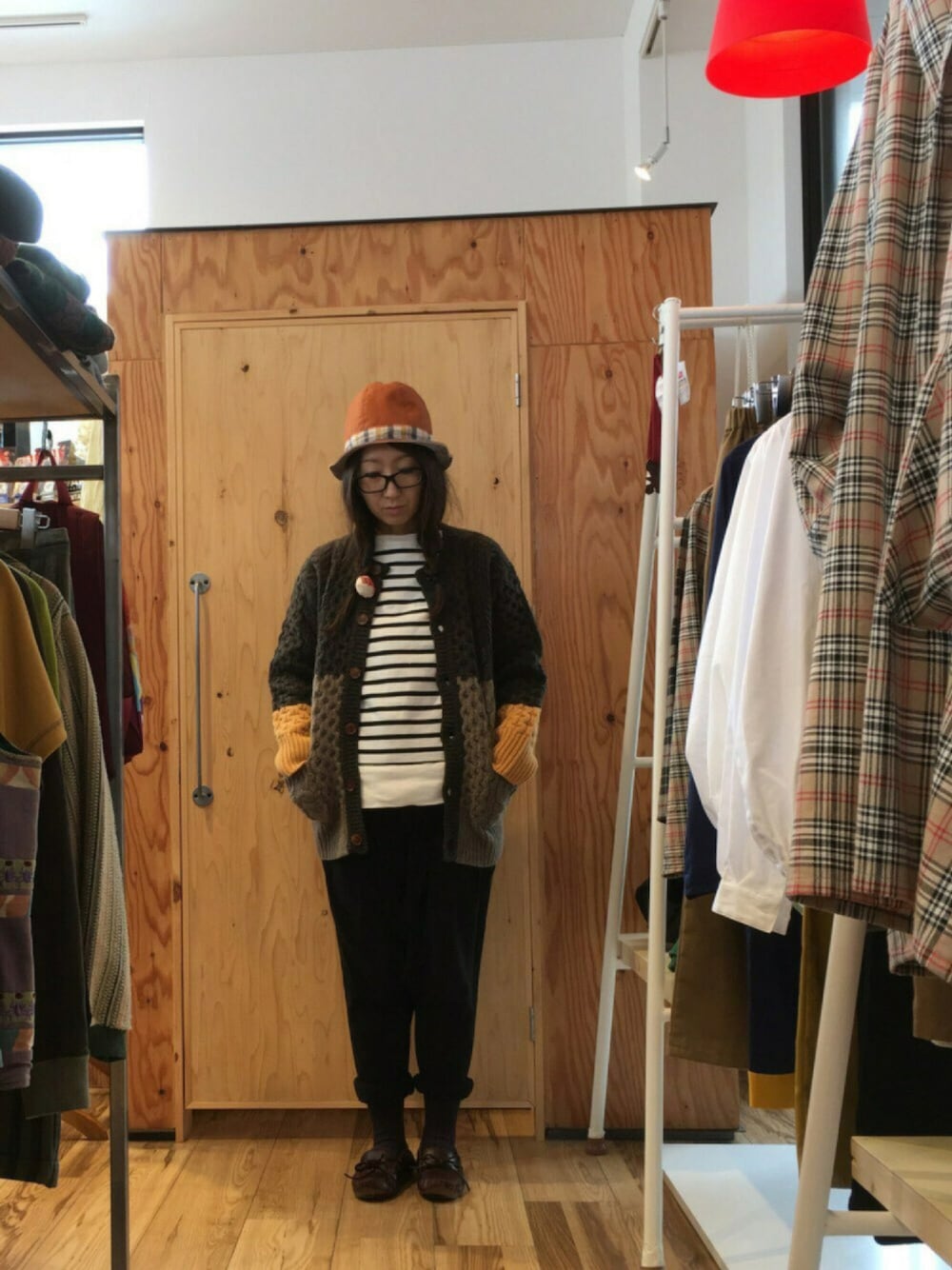 ホワイト系のスウェット、その他のカーディガン/ボレロ、ブラック系のその他パンツを着用したレディースの春コーディネートの1枚目の写真