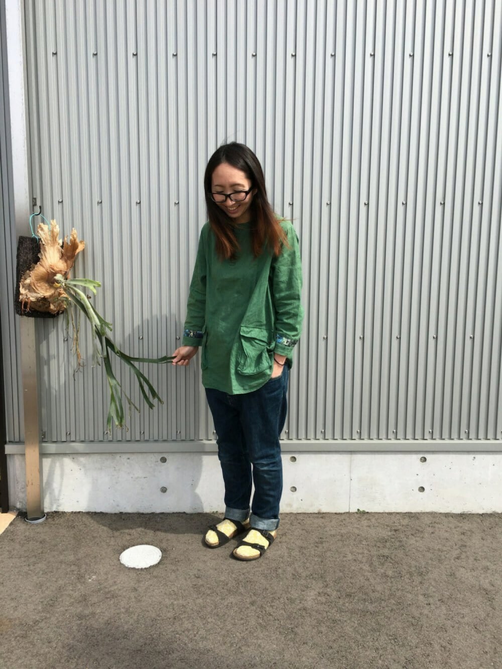 「evoluir、Kanazawa、エボルイール、金沢、静岡、めがね、ヘンプ、サンダルに靴下、ゆるコーデ」｜「MASHのアイテム（Tシャツ/カットソー、グリーン系）」を使った、mayumiさん（レディース・161cm）の春コーディネートの1枚目の写真