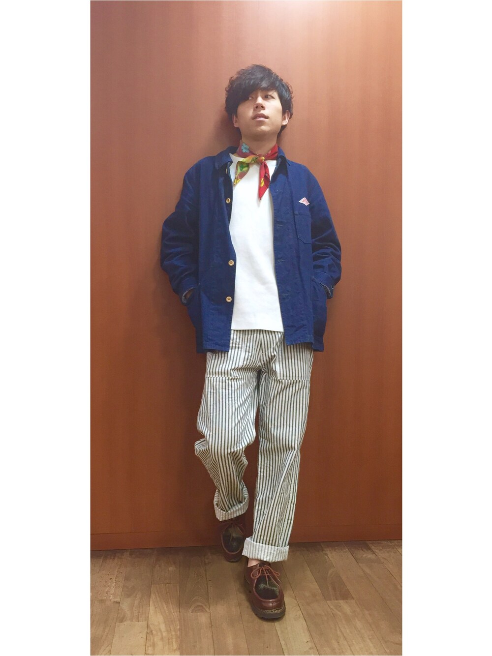 ブルー系のカバーオール、ホワイト系のニット/セーター、ブルー系のその他パンツを着用したメンズの春コーディネートの1枚目の写真