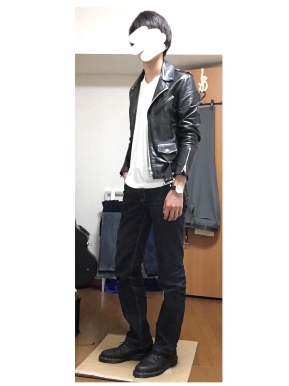 「秋のコーデ、ジーンズ、ダブルライダース、Dr.Martens、カジュアル、シンプル、EDWIN」｜「EDWINの【EDWIN】502タイトストレート　ワンウォッシュ（デニムパンツ、ブルー系）」を使った、Shionさん（メンズ・180cm）の秋コーディネートの1枚目の写真