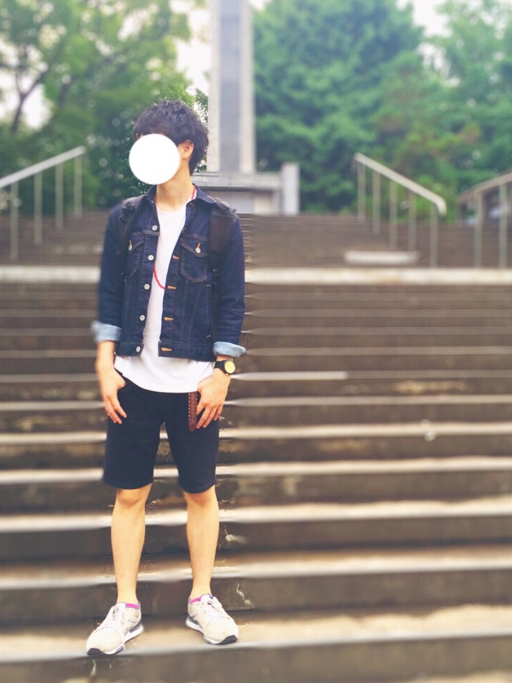 「journal standard、デニム、短パン、白Tシャツ、スニーカー、夏、赤、立正大学、ユニクロ、ネイビー」｜「JOURNAL STANDARDのストレッチデニムジャケット #●（デニムジャケット、ブルー系）」を使った、もっくんさん（メンズ・175cm）の夏コーディネートの1枚目の写真