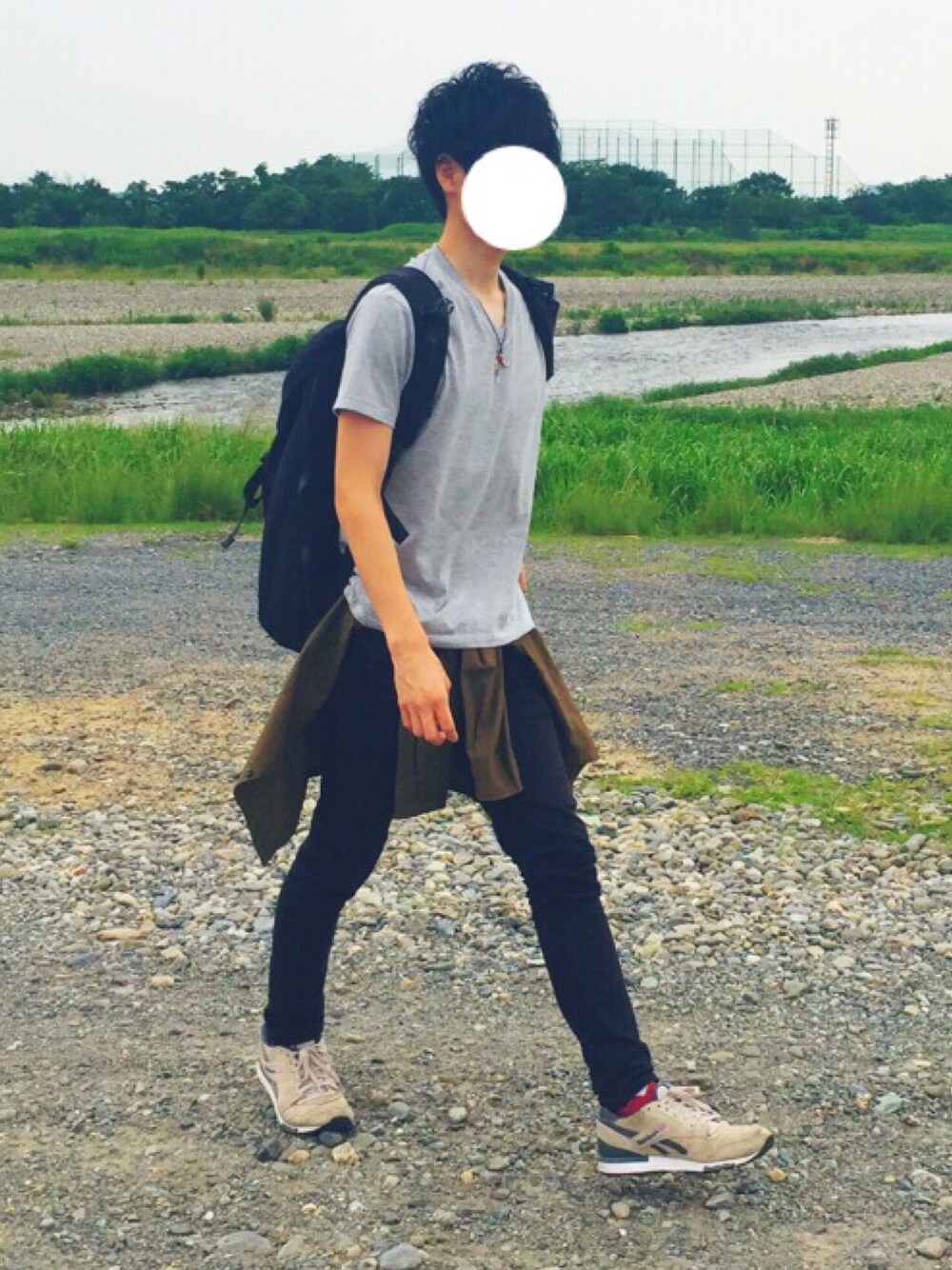 「シンプル、シンプルコーデ、立正大学、リーボック(Reebok)、腰巻きスタイル、夏、スキニー、ユニクロ、UNIQLO、スニーカーコーデ」｜「RAGEBLUEの【美脚効果抜群】ストレッチツイルスキニーパンツ/558364（その他パンツ、ブラック系）」を使った、もっくんさん（メンズ・175cm）の夏コーディネートの1枚目の写真