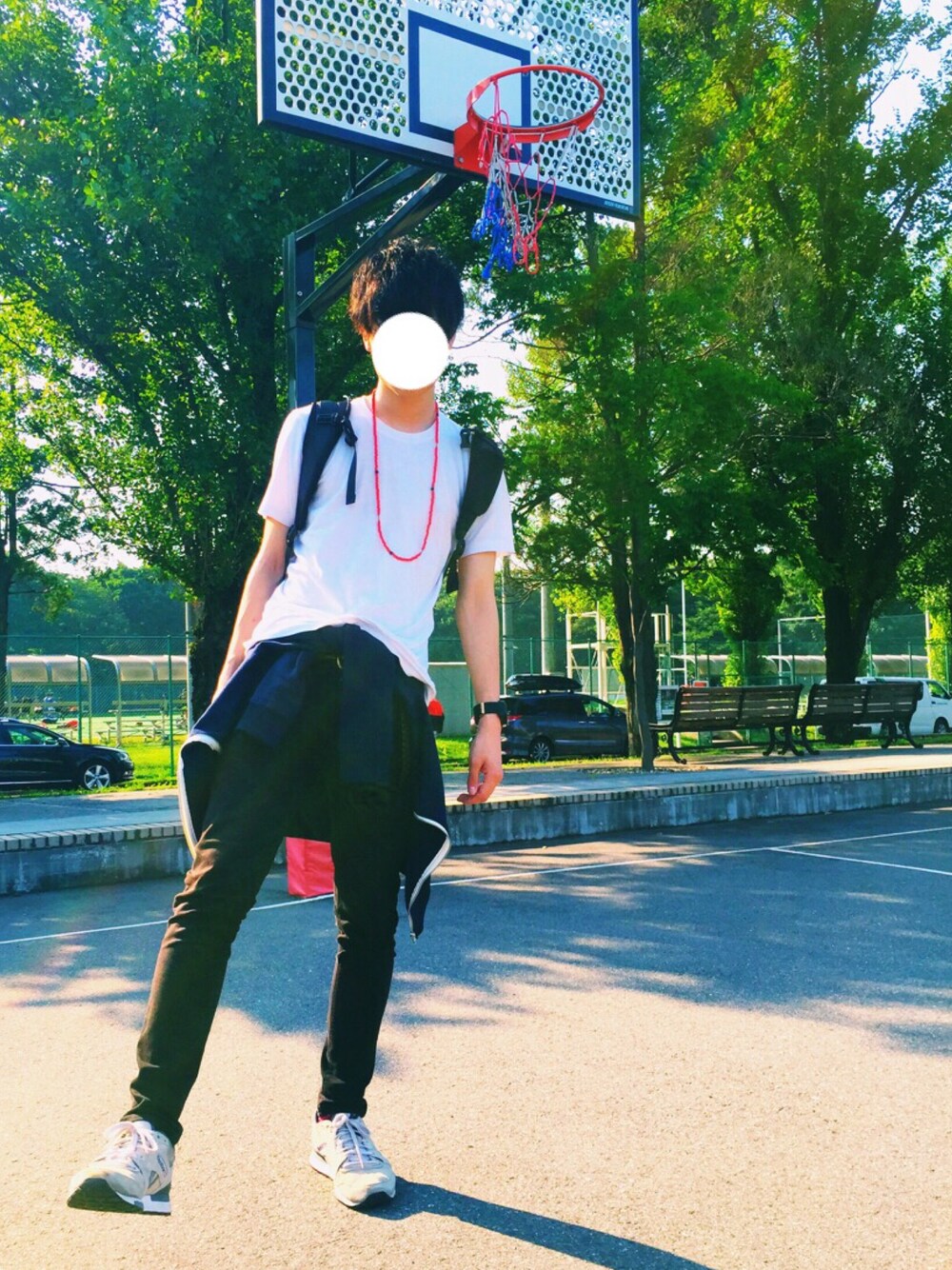 「立正大学、白Tシャツ、ユニクロ、UNIQLO、スニーカー、シンプル、パーカー、シンプルコーデ、夏コーデ、サマースタイル」｜「UNIQLOのMEN スーピマコットンクルーネックT（半袖）A（Tシャツ/カットソー、ホワイト系）」を使った、もっくんさん（メンズ・175cm）の夏コーディネートの1枚目の写真