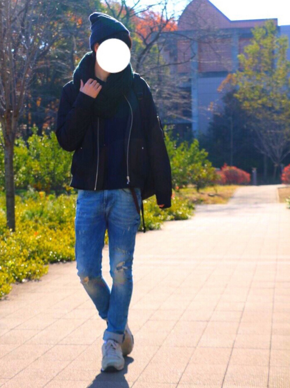 「ダメージデニムパンツ、ニット帽、ニット、ネイビー、立正大学、MA-1、黒、スキニーデニム、ZARA、スヌード」｜「WEGOのWEGO/ボリュームスヌード （ストール/ショール、ブラック系）」を使った、もっくんさん（メンズ・175cm）の冬コーディネートの1枚目の写真
